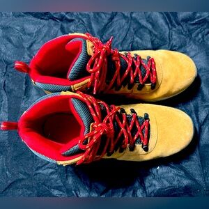 Men’s Columbia hiking boots. Gently worn. ￼